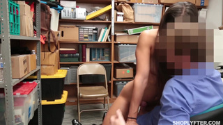 Охранник принуждает к сексу молоденькую воровку в подсобке магазина