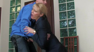 Сотрудник чпокнул свою зрелую начальницу в пещерку