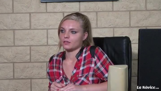 Красотку жарят на столе в мясистую попу членом в презике