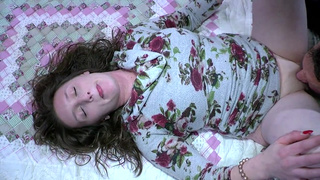 Женушка берет у рогоносца в ротик большой хер и обсасывает на камеру