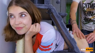 Русский брат пендюрит сестру, застрявшую в кошачьем домике