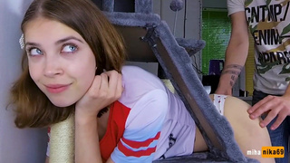 Русский брат пендюрит сестру, застрявшую в кошачьем домике