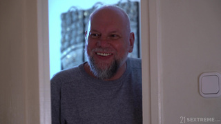 Красивый инцест молоденькой дочери и толстого отца на кушетке