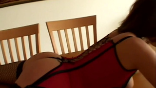 Хуец в красивую задницу брюнетки в групповом ЖМЖ порно