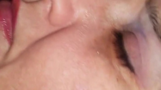 Молоденькой мужчина в трусах ласкает спящую тетку и снимает это на камеру