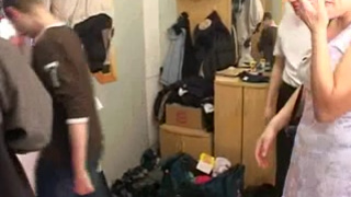 Зрелую соседку толпой развели на частное порно