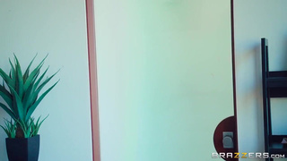 Выебал сучку кента в душе, пока тот играл в приставку