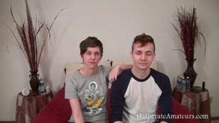 Молодые и зрелые семейные пары проходят кастинг и пялятся на кровати