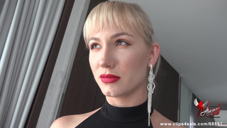 Белокурая Светлана подставила пизду под хуец паренька за огромные деньги