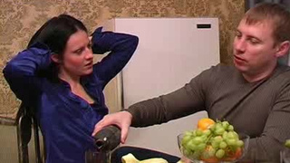 Подвыпившая Даша завораживает дойками пацыка