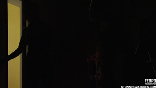 Стройные русская дама отдалась электрику заменившему ей лампочки