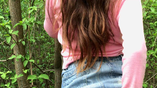 Грудастая русская брюнетка облизывает в лесу и ебется как путана