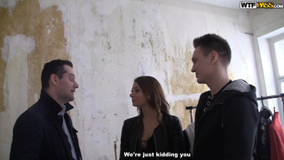 Пикаперы трахают русскую телку с двух сторон за новые шмотки