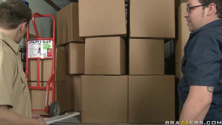 Грузчик отодрал пышногрудую зрелку в сочную задницу