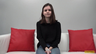Старательная студентка облизывает и долбится на кастинге