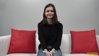 Старательная студентка облизывает и долбится на кастинге