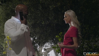 Черномазый большим хуем шпилит половую щель красивой татуированной блондинки