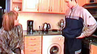 Мужичек присунул своей мамке