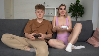 Встал стояк на сестру, пока играли на приставке, инцест неизбежен