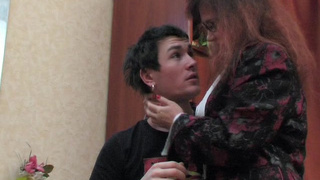 Компьютерный гений выебал матюрку в кабинете