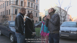 Частное групповое порно с молоденькой Леной и Соней