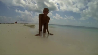 Девки на диком пляже смотреть бесплатно