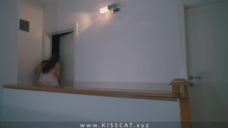 Я же знаю, мама меня хочет — присуну, пока спит, и в неё сперму