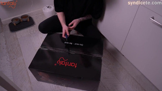 Курьерша такая обворожительная и пенис мне сосёт, как думаете, даст в писечку?