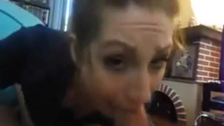 Чувак снимает любительское порно как шпилит тёлочку по собачьи