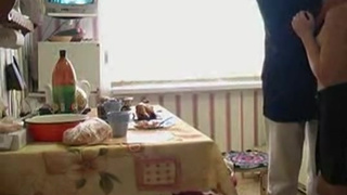 Русская пара устраивает частный секс прямо на кухне