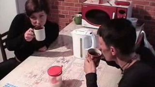 Русский ебарь воспользовался пьяной сучкой и отодрал ее