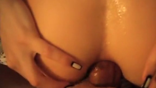 Ебарь засаживает свой болт девушке в анал и снимает крупным планом