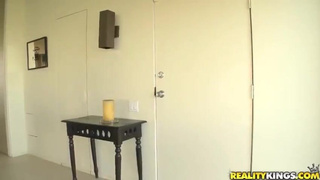 Чпокает в попу любопытную студенточку в юбке на квартире
