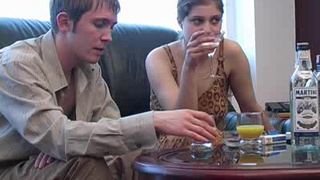 Пьяная цыпочка показала письку парню и трахнулась с ним