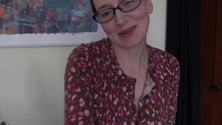 Вместо глажки белья взрослая темноволосая тетка в очках принимает в себя пенис пасынка