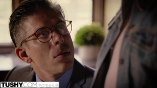 Учитель литературы чпокает в очко 18-летнюю студентку