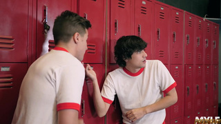 Студенты замутили секс втроем с похотливой взрослой тренершей