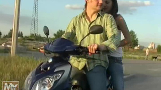 Два русских паренька прут одну девченку на двоих