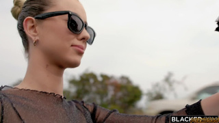 Черномазый дрючит черным членом узкое очко русской сучки